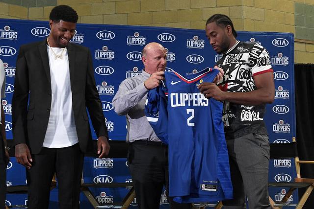 阿伦·贾吉在 2022 年击出第 62 轰时，全美电视转播插播该历史瞬间