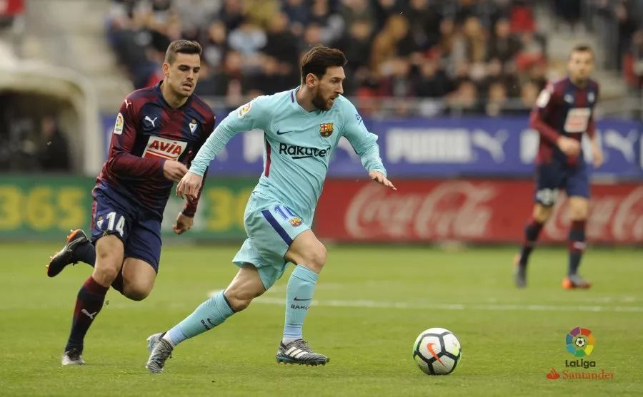 马格德堡球员庆祝进球，不幸跌入2.7米深的沟中但安全逃出