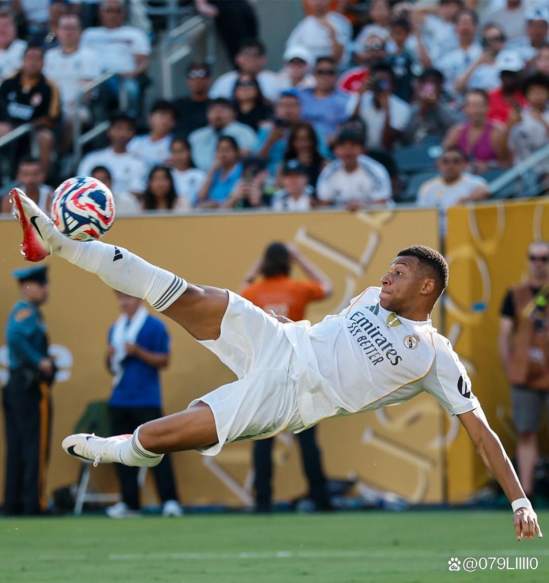 教练公开怒喷裁判，记者会炸裂