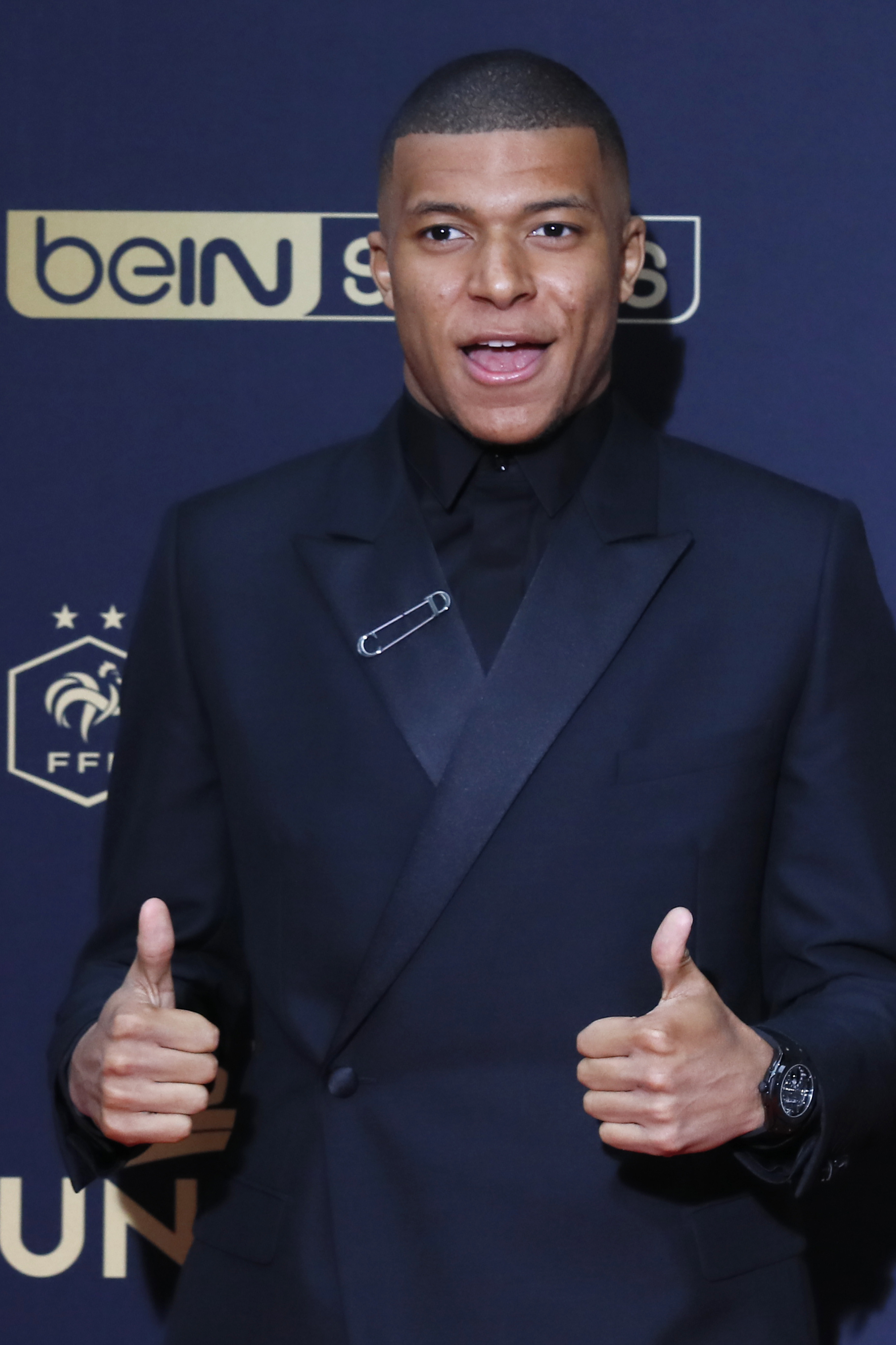 波兰媒体：莱万妻子经常分享跳交际舞的视频，引发了夫妻争吵